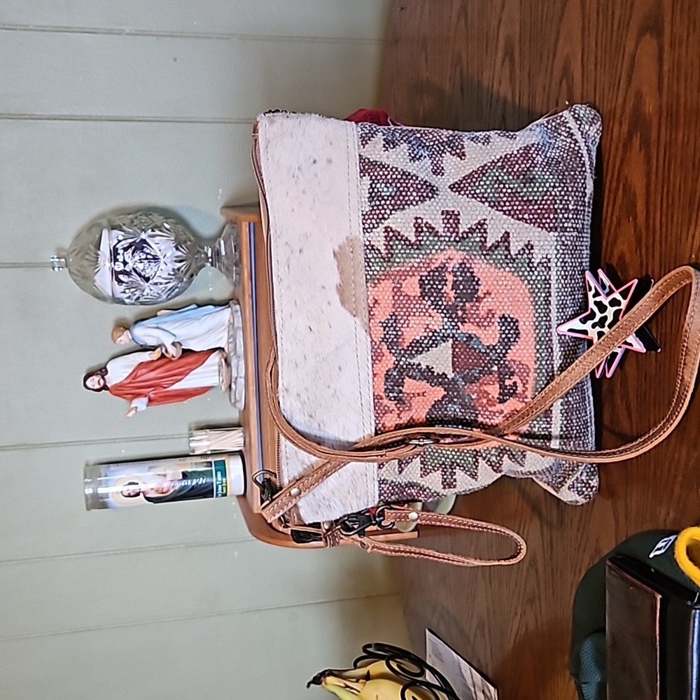 Euc Myra crossbody bag with strap can be wristlet also. Medium size gently used